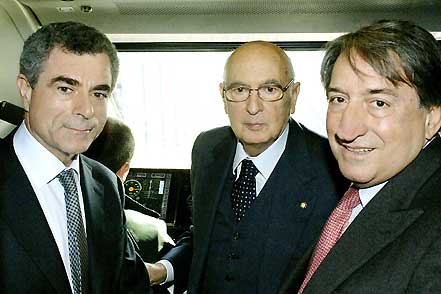 Mauro Moretti (balra) az Eurostar vezérállásán<br>(forrás: Wikipedia)