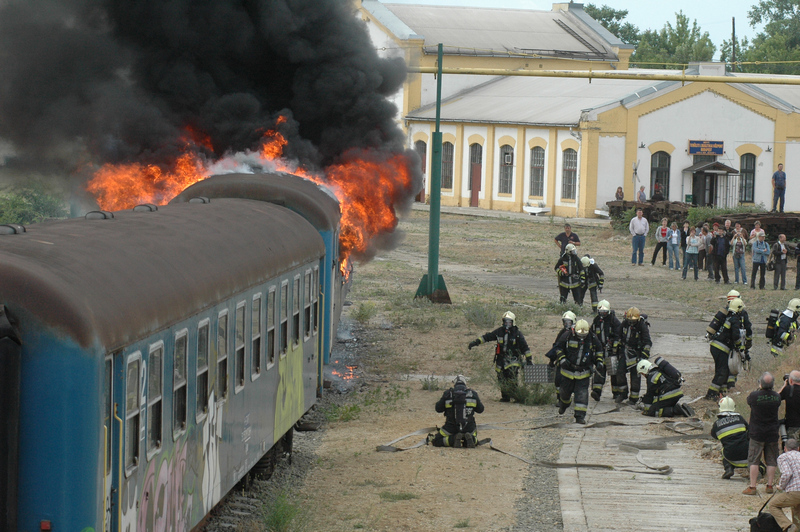 Vasúti kocsiból mentést és tűzoltást gyakorolnak a tűzoltók<br>(fotó: BM OKF)