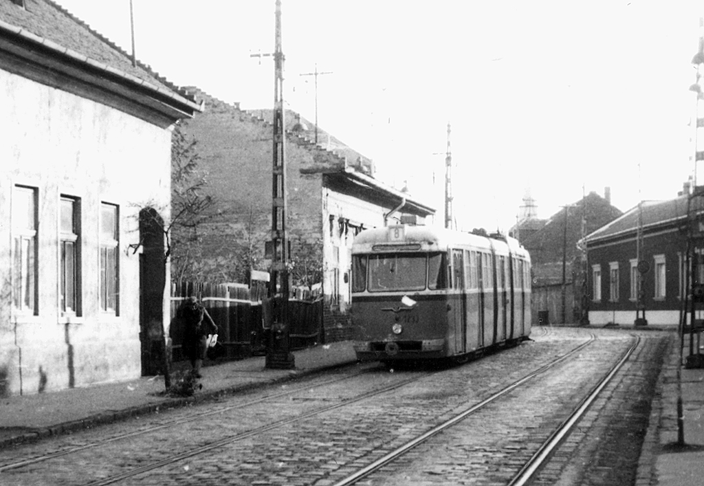 A Bengálik végnapjai Budapesten. Az 1233-as kocsi az újpesti 8-as vonalon, valamikor a nyolcvanas évek legelején<br>(forrás: VEKE-archívum)