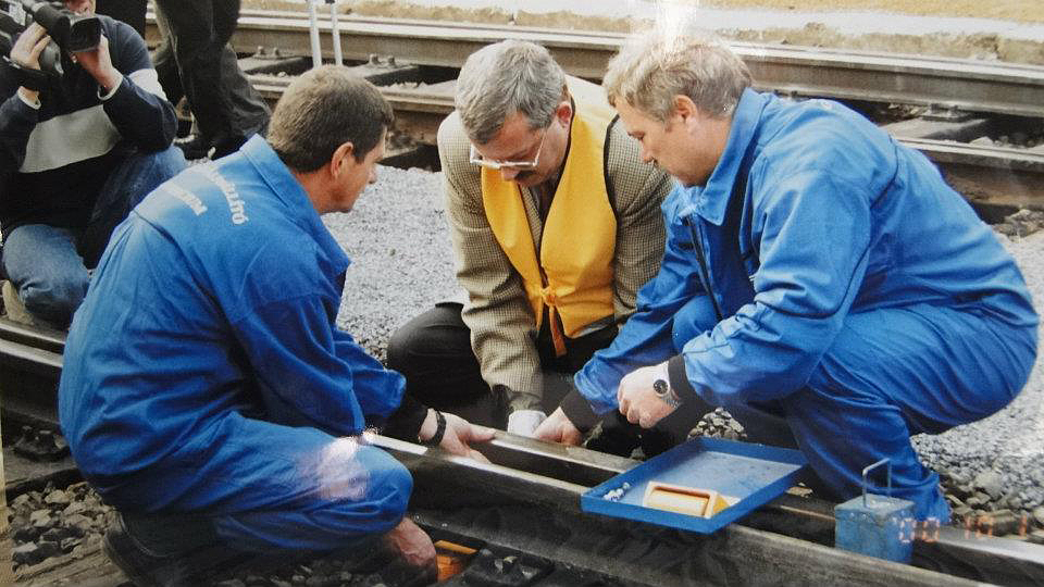 A háromezredik görgős csúcssín-mozgató berendezés felszerelése Tapolca állomáson