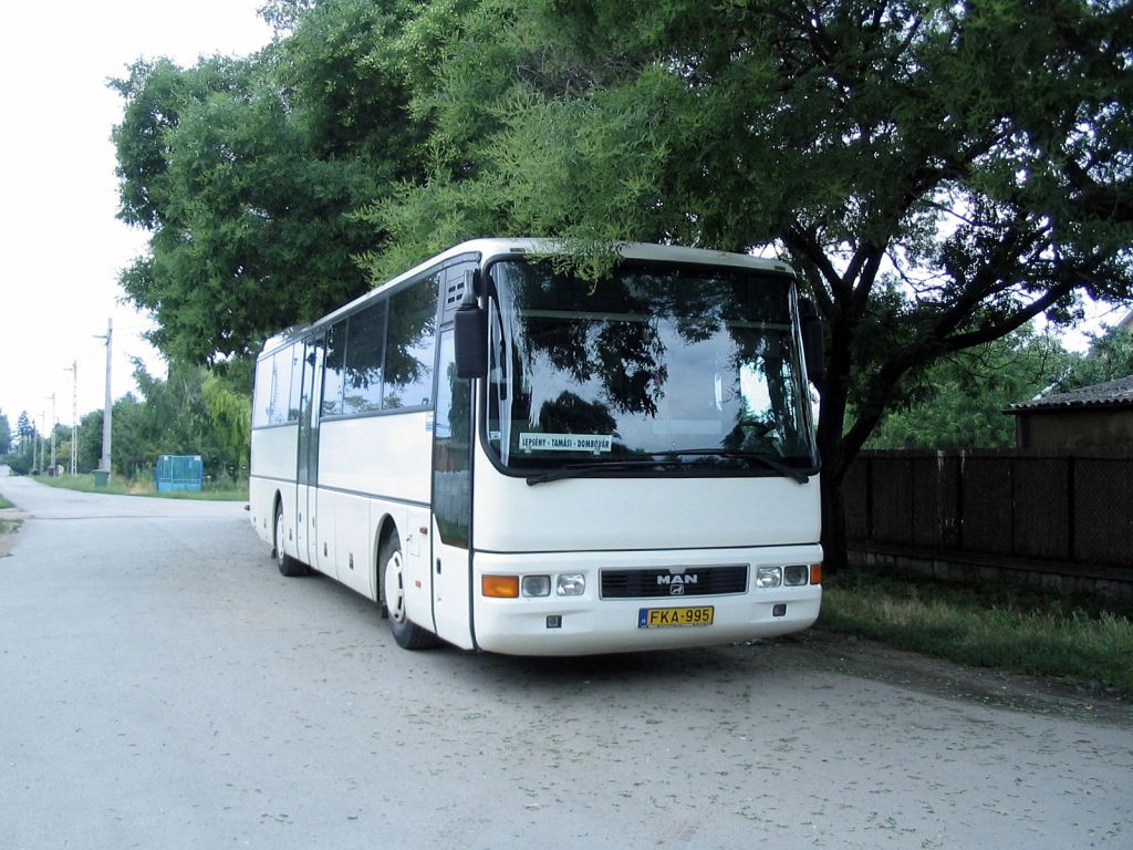 Néhány éve voltak még busszal pótolt vasútvonalak, a 2005-ös fotón a Lepsény-Tamási-Dombóvár járat látható