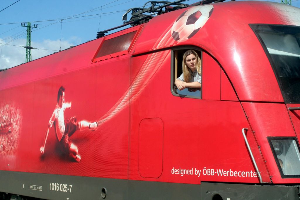 Vonatvezérnő az ÖBB mozdonyán<br />(fotók: Tevan Imre)