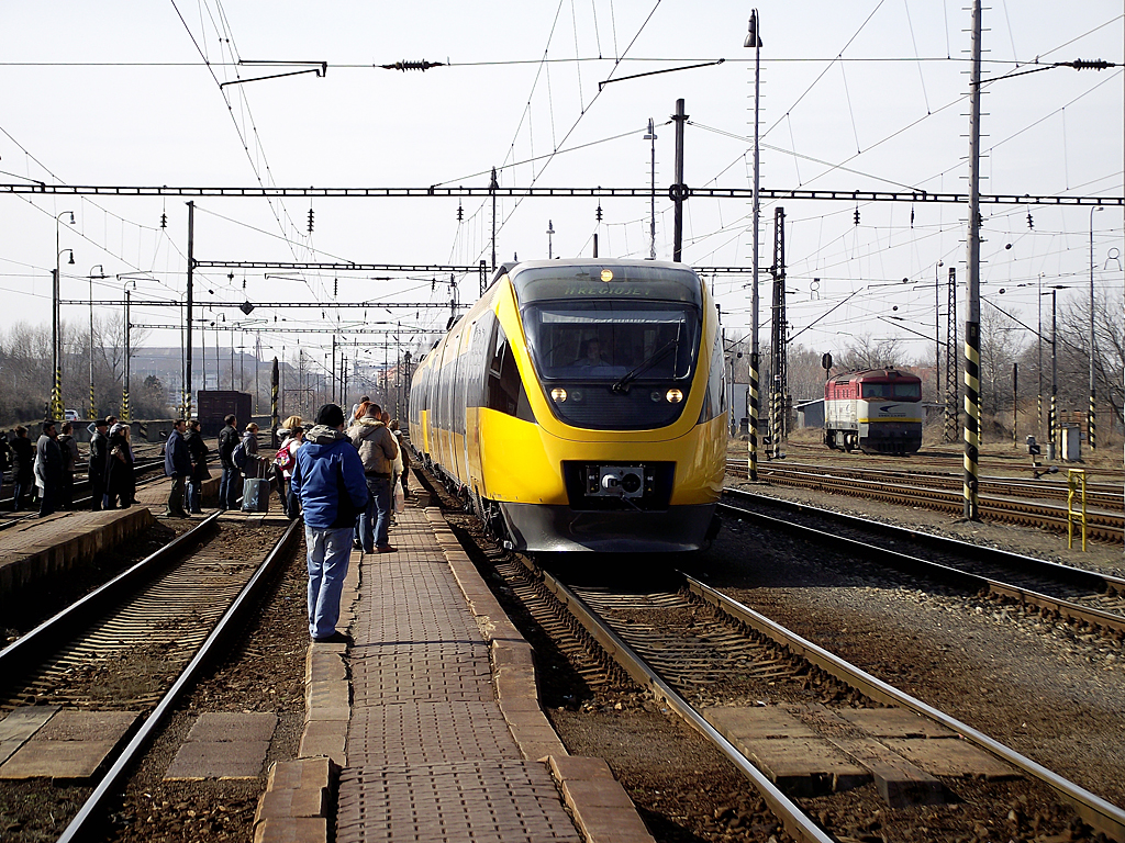 Érkezik az első menetrend szerinti vonat Révkomáromba, nagy érdeklődés mellett<br>A képre kattintva fotógaléria nyílik<br>(Matyus Ákos felvételei)