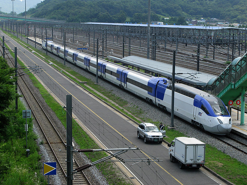 A KTX-II külsejében még magán viseli a TGV-család jegyeit, a gépészet azonban már a Hyundai-Rotem terméke. A típus nem váltotta be a hozzá fűzött reményeket (fotó: Wikipedia)