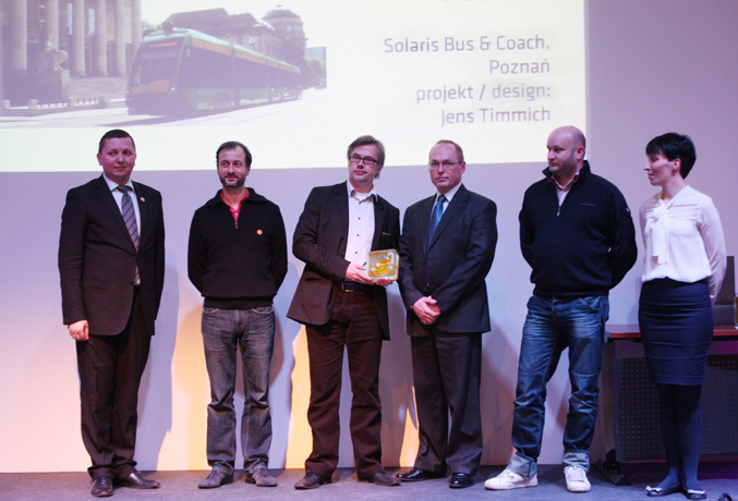 Dariusz Michalak, a Solaris kutatás és fejlesztési részlegének igazgatója (balról a negyedik) és Jens Timmich, a studioFT dizájnere (balról a harmadik)<br>(fotó: Solaris)