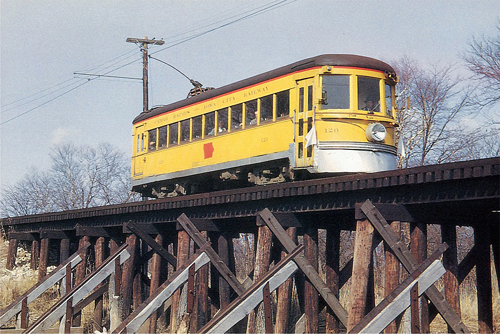 A Cedar Rapids & Iowa City Railway (Crandic) járata egy fahídon halad át. Ezt az alumíniumszekrényes kocsitípust 1939-ben használtan vették a Cincinnati & Lake Erie társaságtól, amely 1930-ban több hasonló jellegű, nagysebességű kocsit is vásárolt. Ezekkel a járművekkel egy rekordkísérlet során 156 kilométeres óránkénti sebességet értek el – a publicitás kedvéért a C&LE interurbánja egy kisrepülővel versenyzett. A Crandicnál 1953-ban szűnt meg a személyszállítás, de a cég ma is létezik, dízelüzemmel<br>A képre kattintva fotógaléria nyílik<br>(fotó: Jim Buckley, Joe Testagrose gyűjteménye)