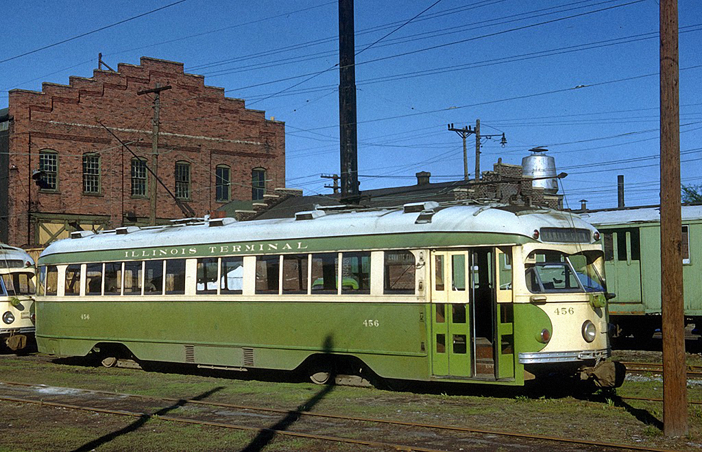 Az Illinois Terminal Co. St. Louis környékén nyolc modern PCC-kocsit is használt az ötvenes években. A kép a Granite City kocsiszínben készült 1958-ban, a megszüntetés évében