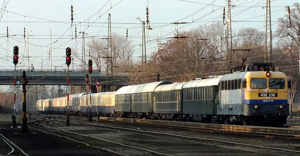 Hatalmas, tizenöt kocsis vonat bújik át az Árpád út felüljárója alatt<br>A képre kattintva fotógaléria nyílik<br>(Kadocsa Gyula felvételei)