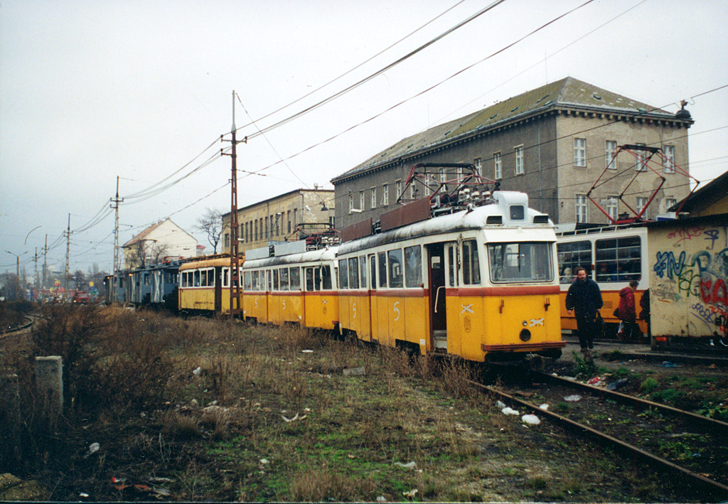 Bontásra váró, selejtezett villamosok az élessarki MÁV-BKV összekötő vágányon 1997-ben<br>(forrás: VEKE)