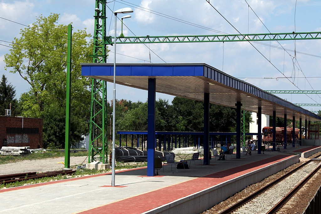 A felújítás során minden állomás egységes díszburkolatot és perontetőt kap<br>A képre kattintva fotógaléria nyílik<br>(Tevan Imre felvétele)