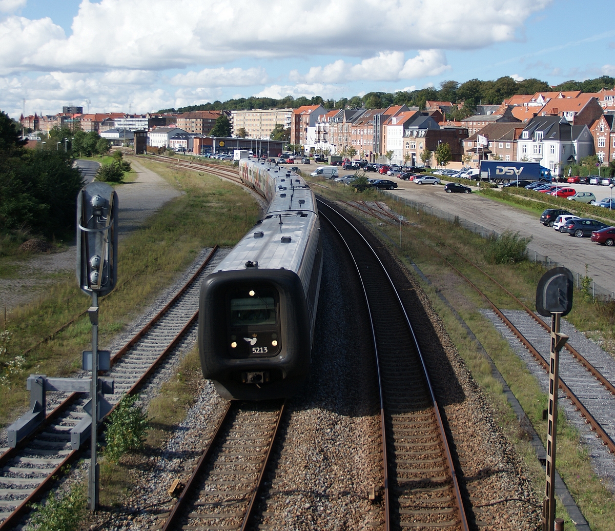 A Frederikshavn–Aalborg–Aarhus–Koppenhága tengelyen dolgozó gumiorrú motorvonatok közül több is a vasúthálózattól elzárt szakaszon rekedt