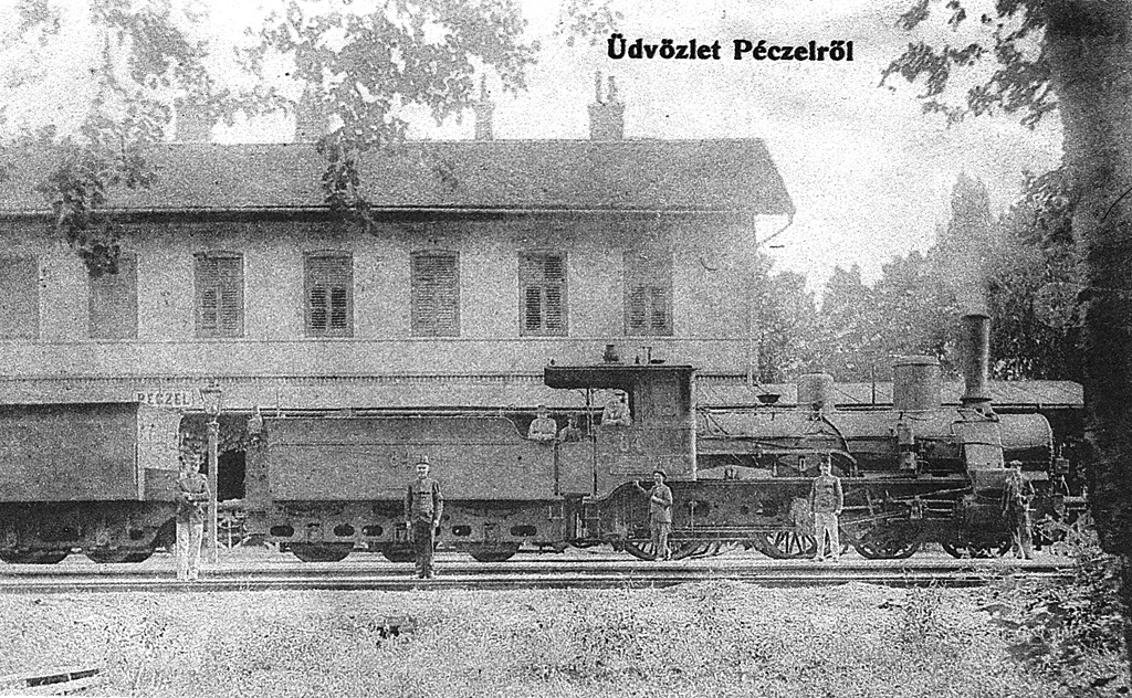 A régi péceli állomás<br>A képre kattintva fotógaléria nyílik<br>(forrás: Képek a régi magyar vasutakról és vonatokról, Közdok 1991)
