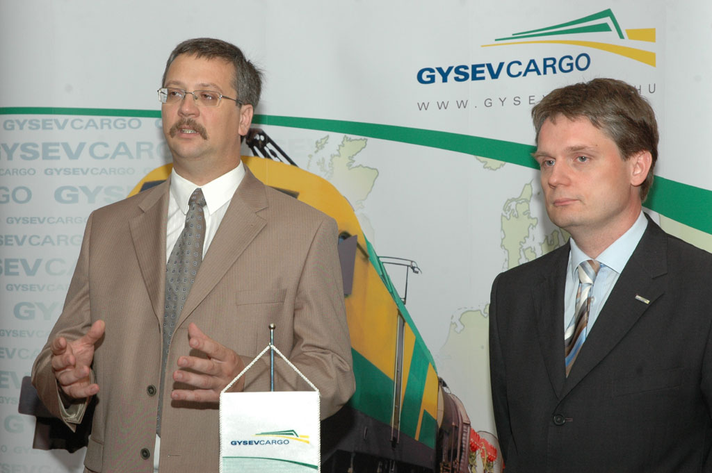 Márta Gábor (jobbra), a GYSEV Cargo értékesítési és marketing igazgatója<br>(fotók: GYSEV Cargo)