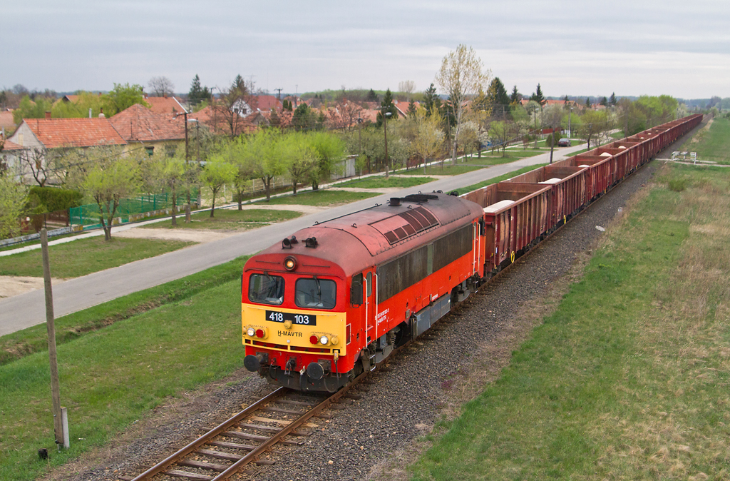 Mezőtúr és Szarvas közt Csörgő húzza a kétezer tonnás vonatot<br>A képre kattintva galéria nyílik<br>(fotók: Vörös Attila)