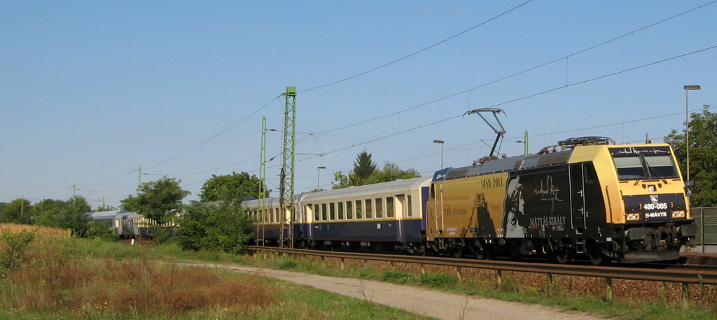 Ceglédhez közeledik a Mátyás-mozdony vonta szerelvény<br>(fotó: Hivert Gábor)