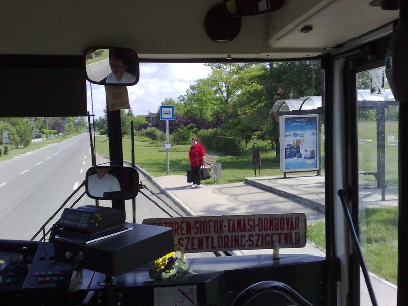 Veszprém–Siófok–Tamási–Dombóvár – olvasható az autóbusz viszonylatjelzőjén. Egykor személyvonatok közlekedtek az érintett települések között. Tevan Imre felvétele a 27-es vonal személyvonatait pótolni hivatott helyközi járaton készült 2007-ben