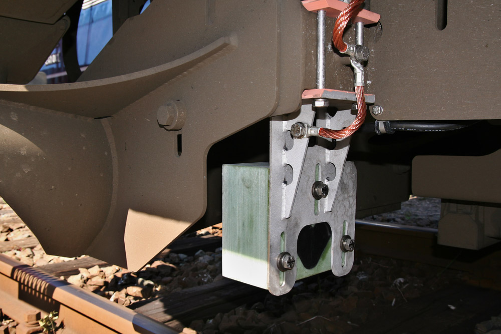 Az ATB jelérzékelő egysége egy 189-es sorozatú mozdony aljára erősítve. Az ötvenes években fejlesztett rendszer nagy sebességnél megbízható, de a lassan döcögő vonatot nem állítja meg a vörös jelzőnél<br>(fotó: Wikipédia)