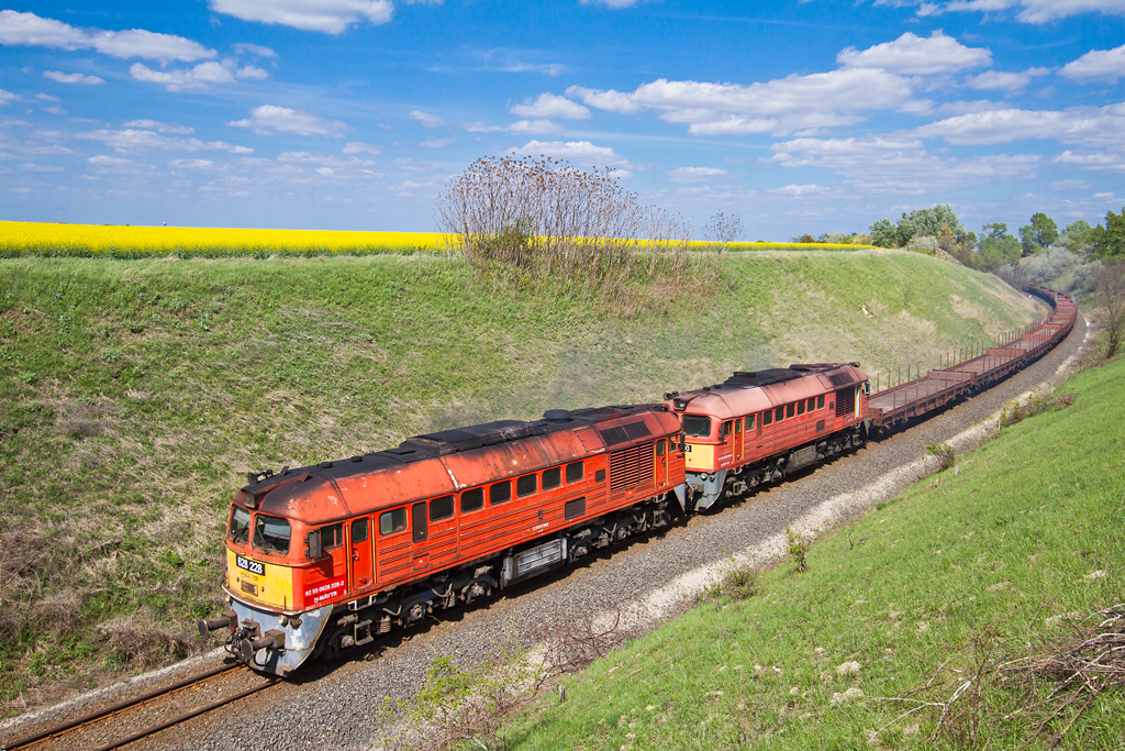 A terelt vonatokat általában két Szergej emelte át a dízeles szakaszon. Ennek a pőrevonatnak az élén a 228-as és a 260-s dorombolt<br>A képre kattintva galéria nyílik<br>(fotó: Vörös Attila)