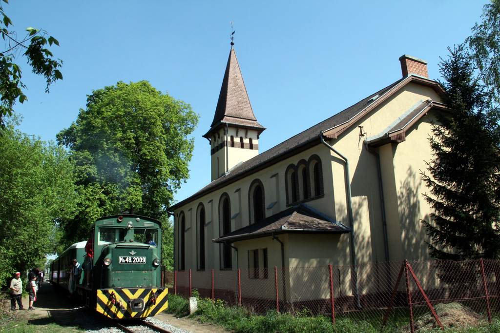 Végül gond nélkül megérkezett a vonat a református templom mellé, az ideiglenes végállomásra