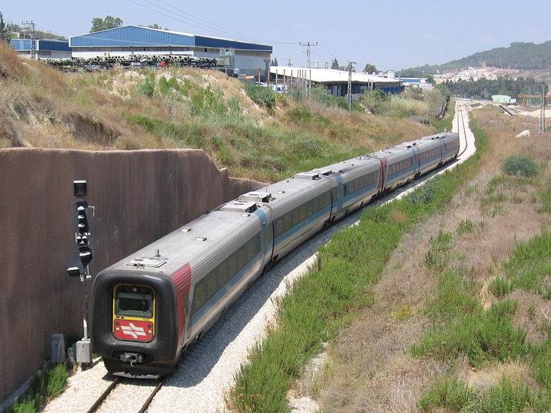 Az izraeli gumiorrú motorvonatokat a jövőben a Bombardier tartja karban. Az IC3-asokat az ABB Scandia gyártotta, amit később az AdTranz, majd a Bombardier vásárolt fel<br>(fotó: Wikipédia)