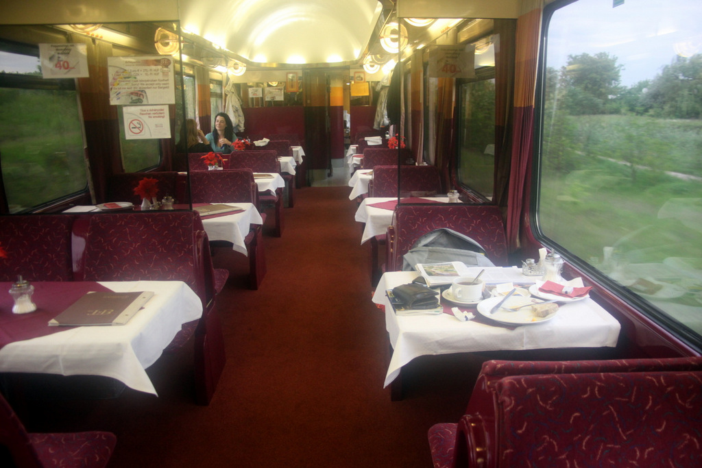 Nemzetközi vonatban közlekedő étkezőkocsi