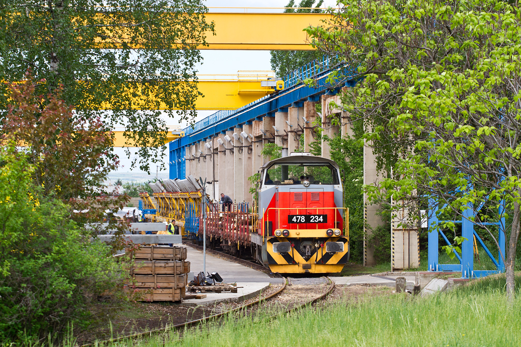 A hatvani remot Dácsia rááll vonatára a kitérőgyár iparvágányán. Ennek a szállítmánynak a célállomása Kelenföld<br>(fotók: Vörös Attila)