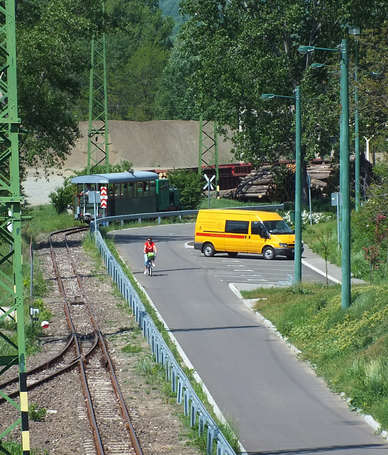 Tolt üzemben érkezik a vonat Szobra<br>A képre kattintva fotógaléria nyílik<br>(a szerző felvételei)