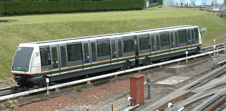 A metróhálózaton üzemelő kétkocsis szerelvényeket négykocsis egységek váltják<br>(fotó és térkép: Wikipédia)