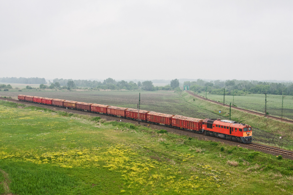 Rétszilas állomáshoz közelít a 109-es Szergej tizenkét kocsis vonatával<br>(fotók: Vörös Attila)