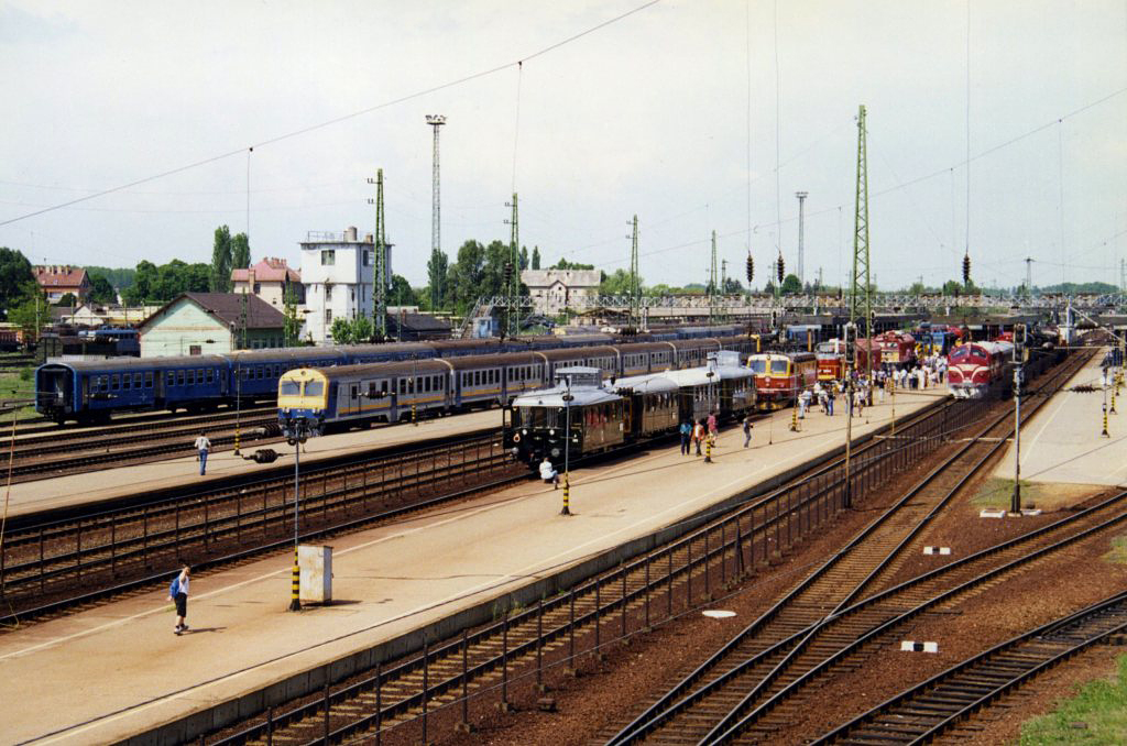 A hatvani állomás látképe a parádé idején<br>A képre kattintva fotógaléria nyílik<br>(Kadocsa Gyula felvételei)