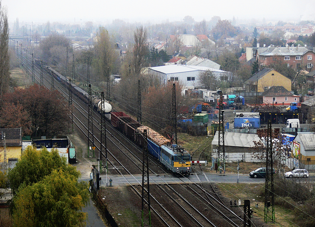 A Körvasút felé tart a tehervonat, háttérben a vasteleppel<br>A képre kattintva fotógaléria nyílik<br>(a szerző felvételei)