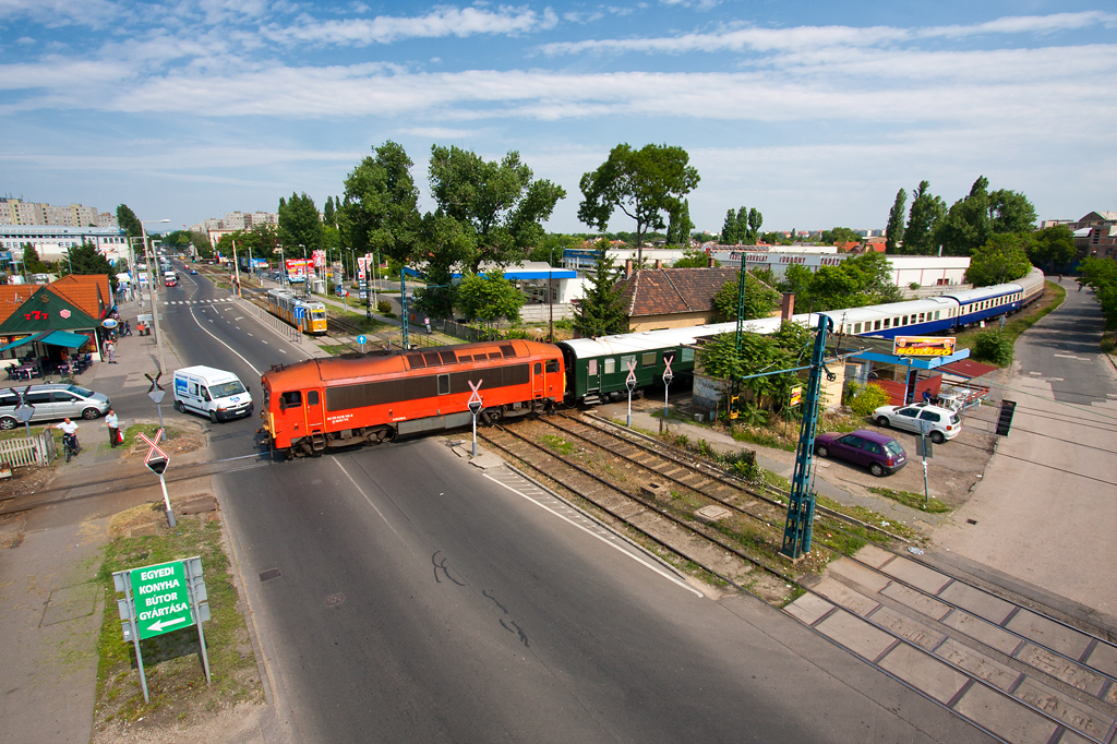 Az utasok jelentős része nem is sejti, hogy már Budapesten milyen izgalmas helyeken haladnak át. A villamosokat is megakasztó kispesti sorompó messzeföldön híres<br>(fotó: Vörös Attila)
