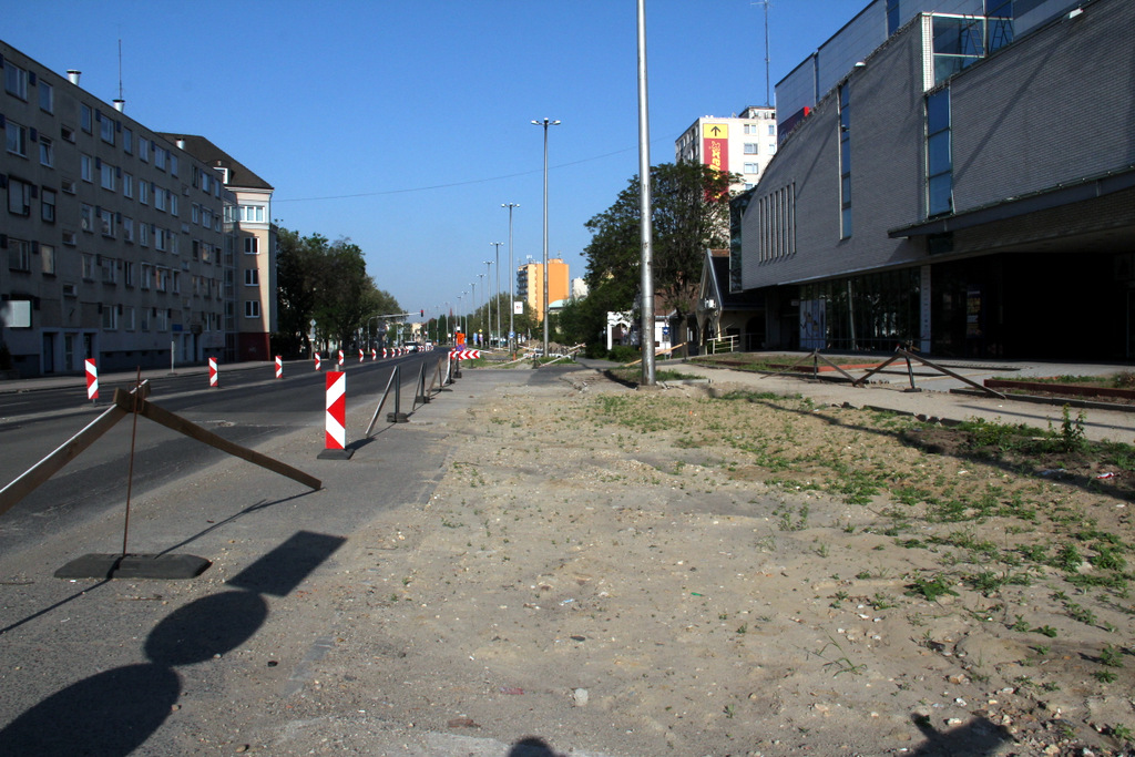 Éppen hogy csak elkezdték a 2-es pályájának építését a Hunyadi János utcában, önálló szakasza elején<br />(fotó: Tevan Imre)