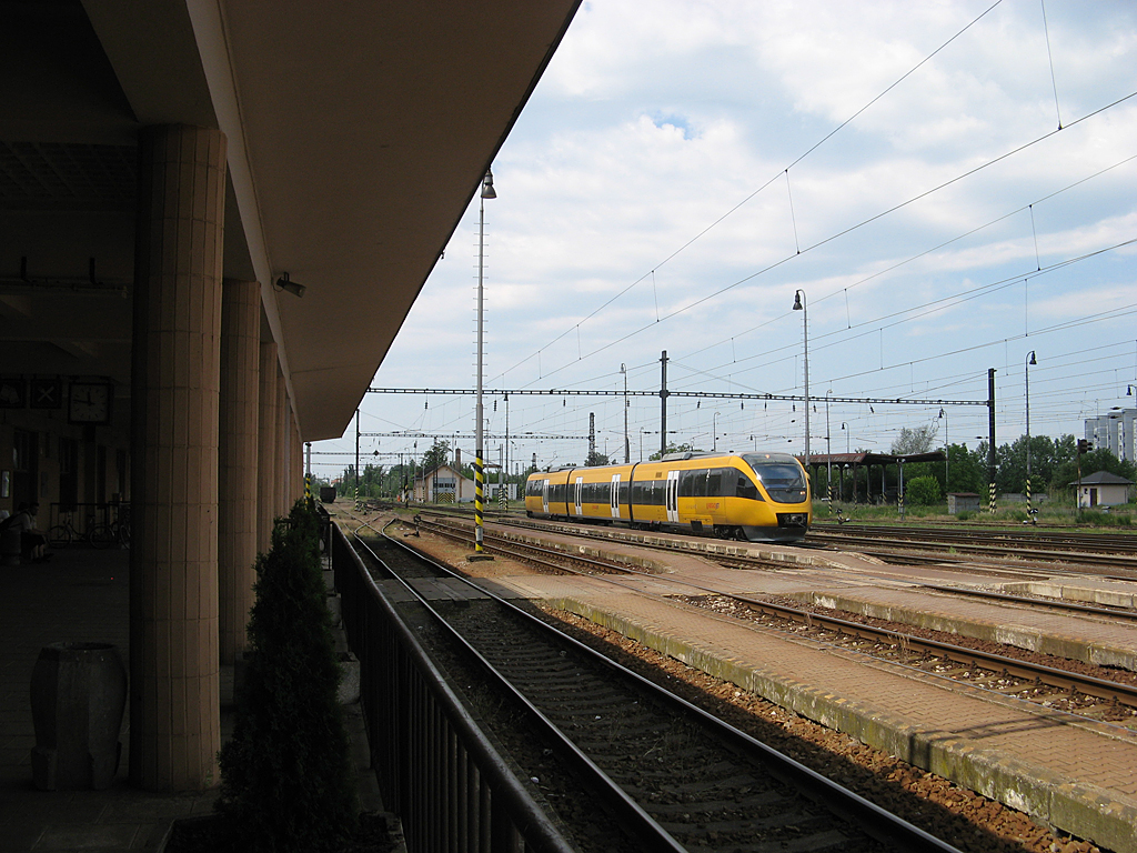 A 4315. számú vonat érkezik Révkomárom állomásra 2012. május 24-én, pontosan 11.48-kor, ahogyan a menetrendben is szerepel<br>A képre kattintva fotógaléria nyílik<br>(a szerző felvételei)