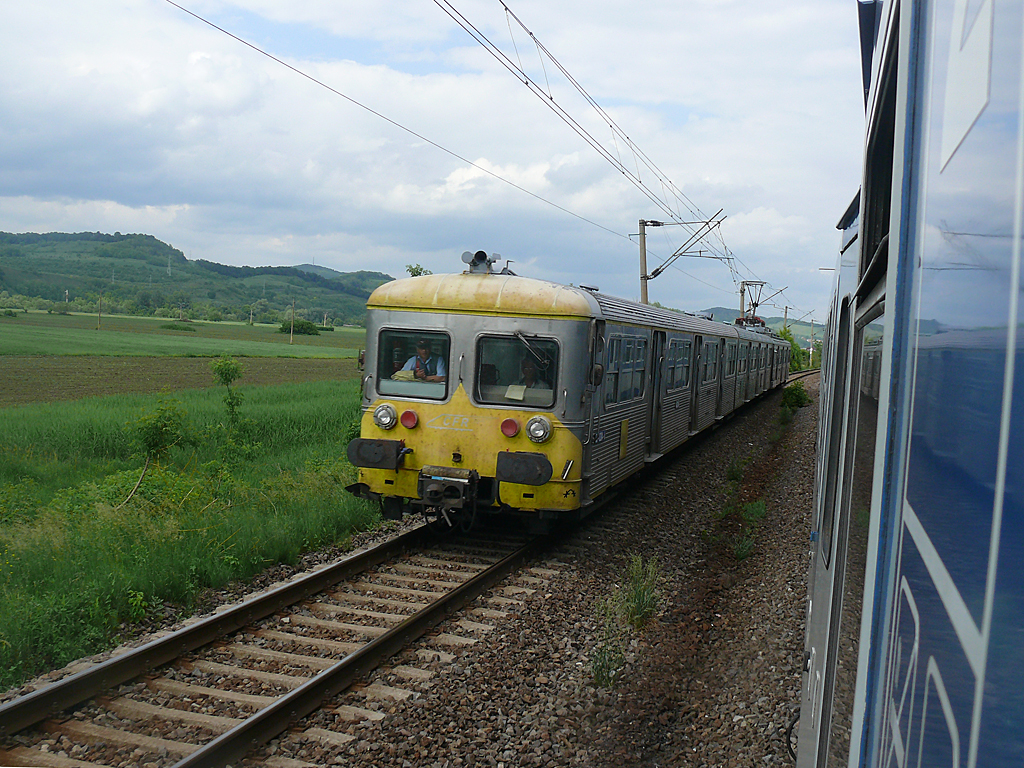 Z 6100-as motorvonat, a CFR Călători színeiben Kiskapus és a tövisi delta között<br>A képre kattintva fotógaléria nyílik<br>(a szerző felvételei)