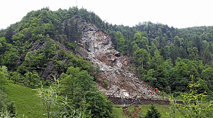 A geológusokat meglepetésként érte, hogy a fél hegyoldal a vasútvonalra omlott<br>(fotó: news.ch)