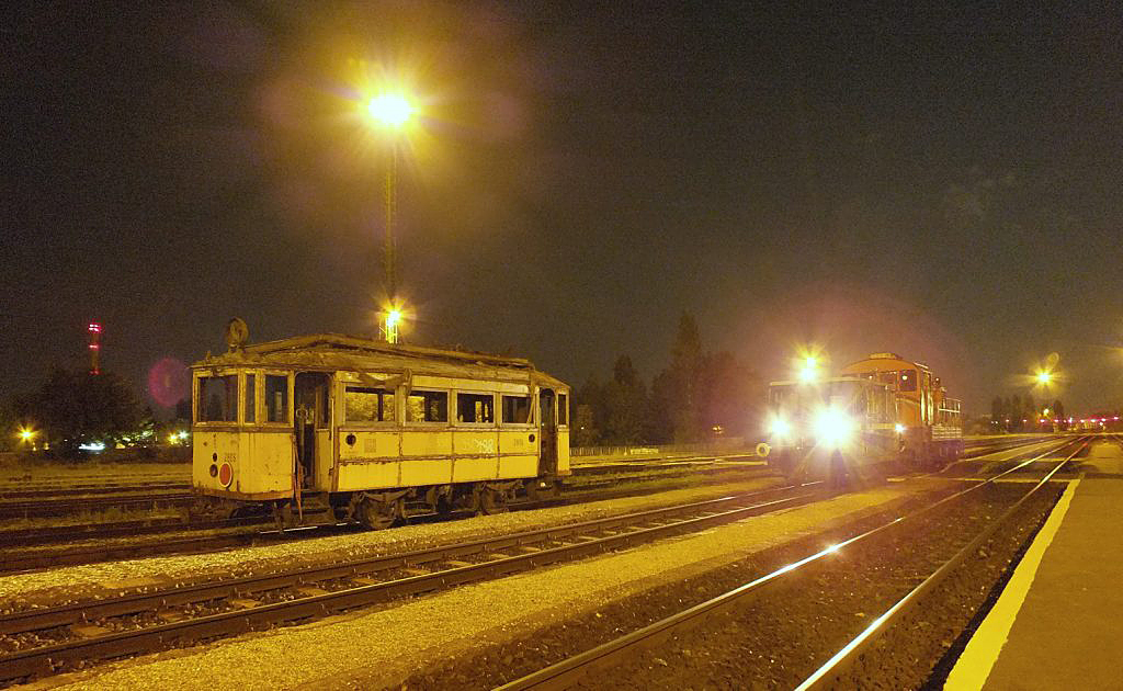 Érkezik az első kocsi Angyalföld vasútállomásra 2012. július 3-án éjjel<br>A képre kattintva fotógaléria nyílik<br>(a külön nem jelölt felvételeket Kadocsa Gyula készítette)