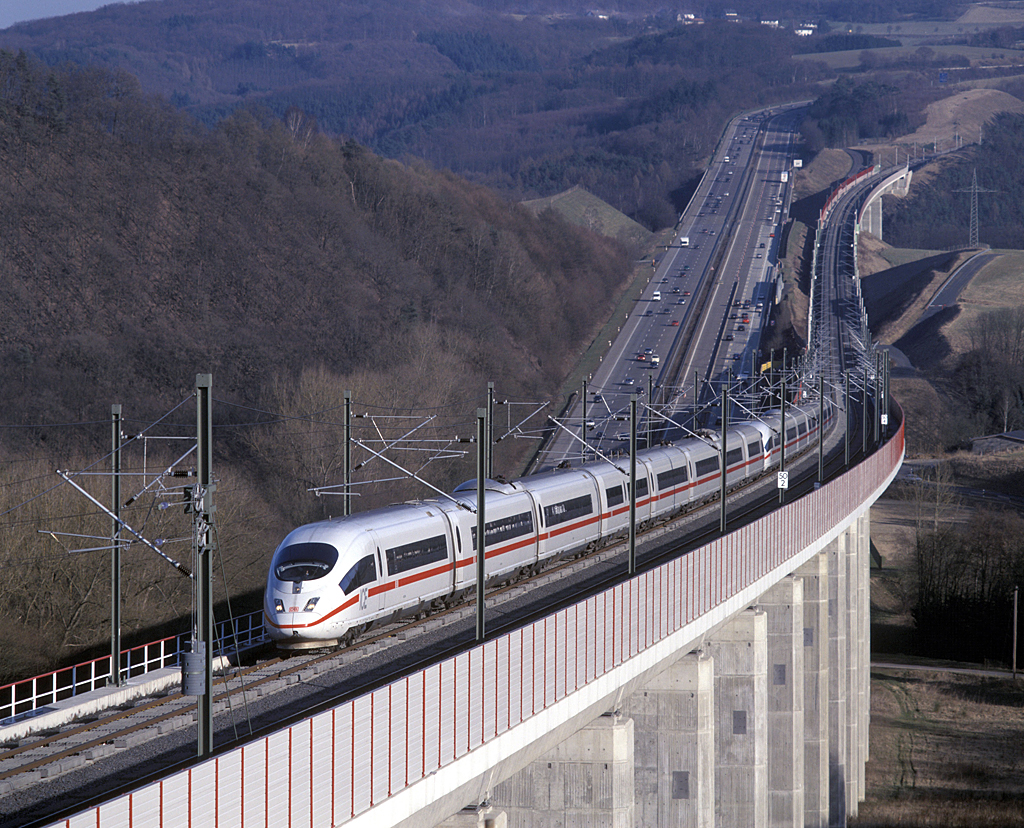 A nagysebességű vonalak nagy része igazi hullámvasút, a meredekebb emelkedőkkel ugyanis alagutak és viaduktok építését lehet megspórolni. Persze még ilyen vonalvezetés mellett is szükség van a műtárgyakra, mint a Frankfurt–Köln vonalon. A képen a Hallerbachtalbrücke látható, a háttérben az A3-as autópálya<br>(fotó: DB AG/Vatteroth)