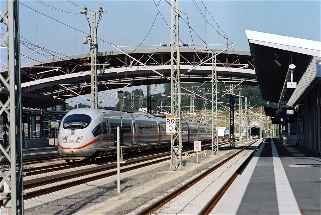 Montabaur, a Köln–Frankfurt vonal egyik állomása. A nagysebességű vágányok mellé természetesen nem lehet peront építeni<br>(fotó: DB AG/Louis)