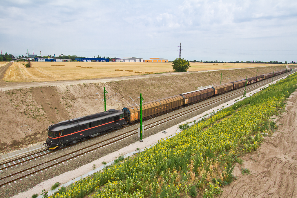 A nemrég megégett 002-es Sulzer újjáéledt, a Könnyűfémműbe tartó vonattal dönget Fehérvár határában<br>A képre kattintva galéria nyílik<br>(fotók: Vörös Attila)