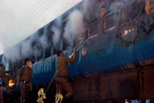 A menekülést a rácsos ablakok ellehetetlenítették<br>(fotók: The Indian Express)
