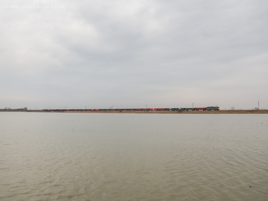 Egy Kiskunlacháza–Kiskundorozsma viszonylatú sódervonat robog az új tó partján (Vörös Attila felvétele)