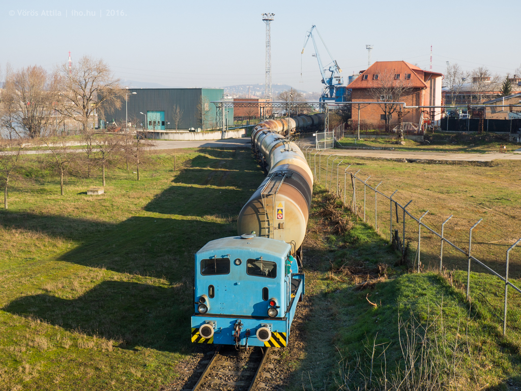 A Floyd vonatával halad a csepeli iparvágányon az egyik A26-os gép