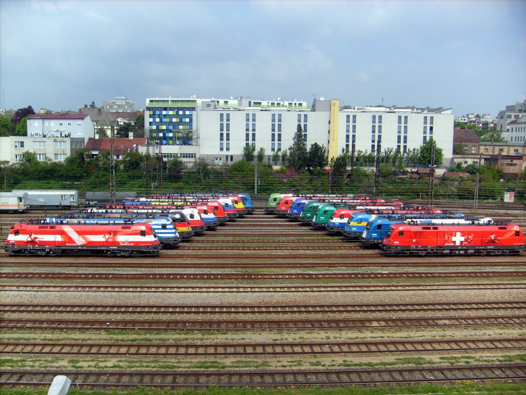 Az EB-n résztvevő országok mozdonyai a 2008-as bemutatón (Indóház-archív)