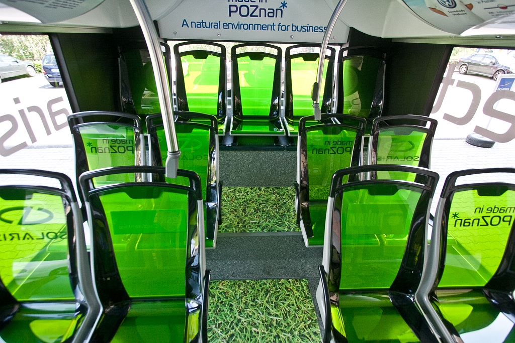 Mélyfluorzöldszínű, műanyag ülések az utastérben. Huszonhat van belőlük, rövidtávon nem zsibbasztanak