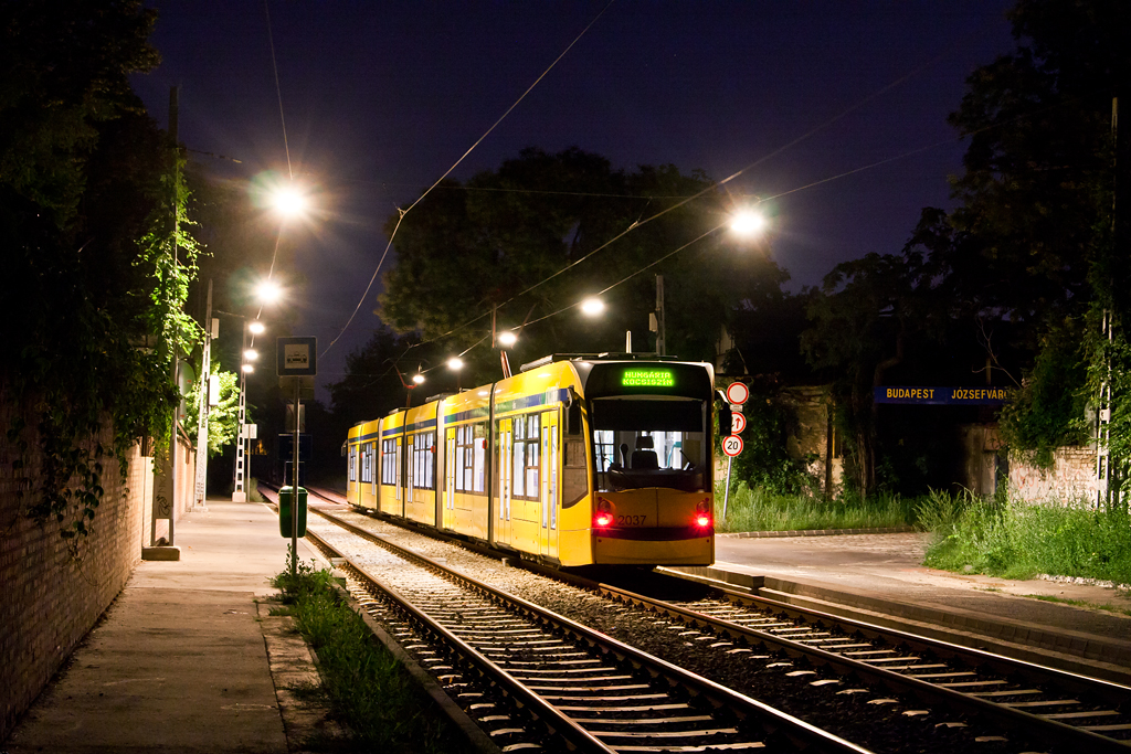 Az utolsó, utascserét biztosító villamos a Hungária körút felé