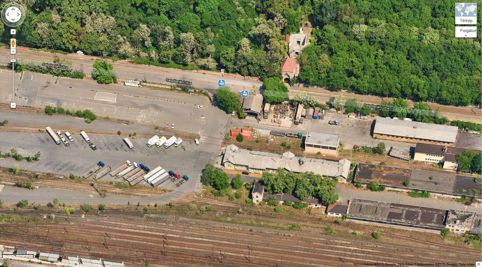 Gyönyörű nagyfelbontású felvétel a Google-nek köszönhetően. Északon a temető, délen a volt Józsefvárosi pályaudvar határolja a X-es kapu megállót<br>(forrás: maps.google.com)