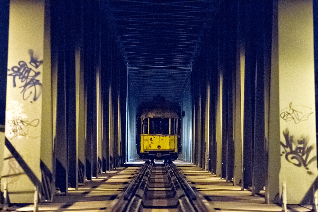 Az újpesti vasúti hídon döcög az egyik tuja<br>A képre kattintva galéria nyílik!<br>(fotók: Vörös Attila)