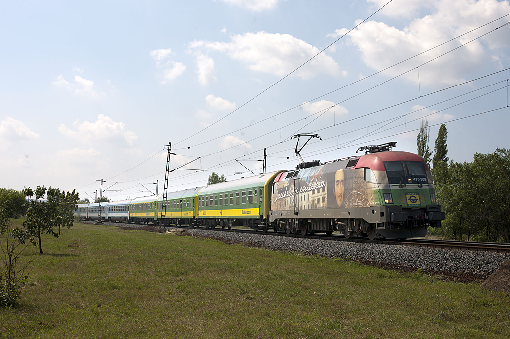 Az IC 914/934-es vonat Szárligeten előzte a Laminátka által 60 km/órás alapsebességgel vontatott bolgár mozdonyvonatot<br>(Nagy Tamás felvétele)