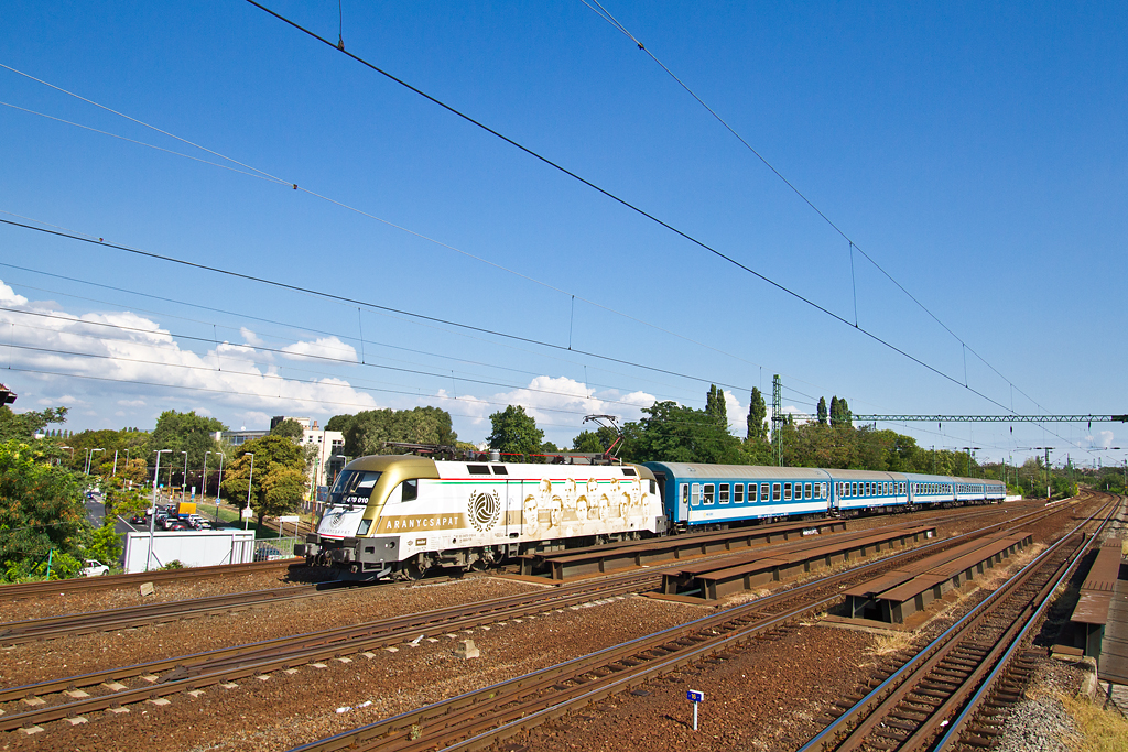 Az első vonat rendben elindult a Keletiből, az Aranycsapatmozdony húzza<br>(fotó: Vörös Attila)